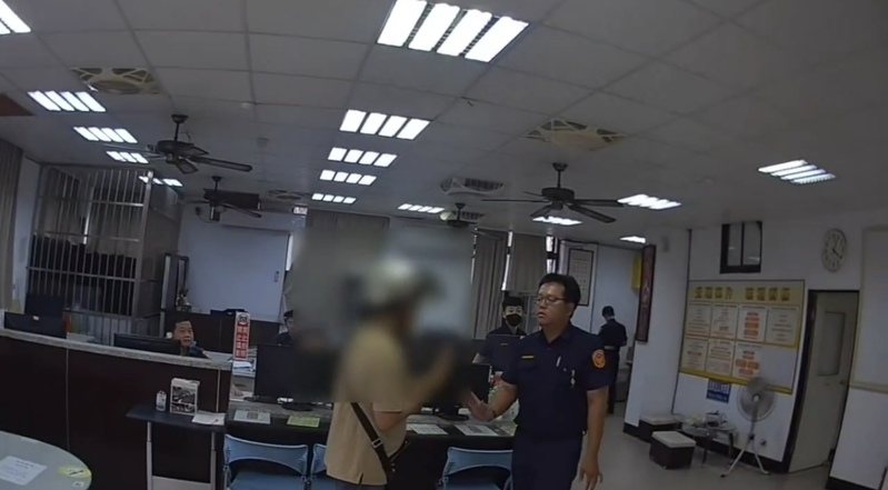 桃園一名蕭姓退職警員昨打電話至桃園市八德區大安派出所報案違停，結果幾分鐘後出現在派出所認為警方包庇，咆哮錄影揚言「天天100通110伺候你們」，遭警方蒐證並依違反社維法偵辦。記者周嘉茹／翻攝