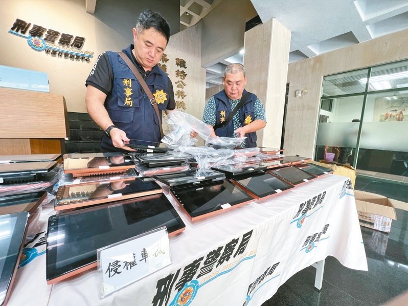 台中市車機業者何姓男子涉安裝未獲授權的「導航王」軟體販售,侵權十五億元,刑事局查扣八十台車機,查獲何等四人依著作權法函送。記者陳宏睿/翻攝 台中市車機業者何姓男子涉安裝未獲授權的「導航王」軟體販售,侵權十五億元,刑事局查扣八十台車機,查獲何等四人依著作權法函送。記者陳宏睿/翻攝