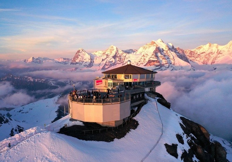 360°旋轉餐廳。Schilthorn 360°旋轉餐廳。Schilthorn