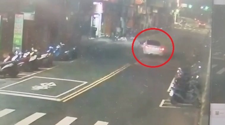 翁姓男子今天凌晨酒駕行經新北市泰山區明志路74號前,衝撞對向車道臨停26輛機車,肇因待查。記者曾伯愷/翻攝 翁姓男子今天凌晨酒駕行經新北市泰山區明志路74號前,衝撞對向車道臨停26輛機車,肇因待查。記者曾伯愷/翻攝