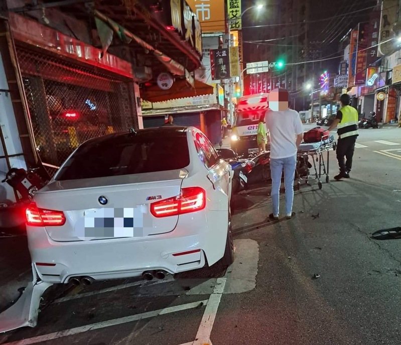 翁姓男子今天凌晨酒駕行經新北市泰山區明志路74號前,衝撞對向車道臨停26輛機車,肇因待查。記者曾伯愷/翻攝 翁姓男子今天凌晨酒駕行經新北市泰山區明志路74號前,衝撞對向車道臨停26輛機車,肇因待查。記者曾伯愷/翻攝