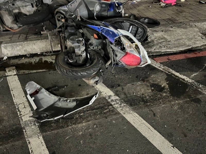 翁姓男子今天凌晨酒駕行經新北市泰山區明志路74號前,衝撞對向車道臨停26輛機車,肇因待查。記者曾伯愷/翻攝 翁姓男子今天凌晨酒駕行經新北市泰山區明志路74號前,衝撞對向車道臨停26輛機車,肇因待查。記者曾伯愷/翻攝