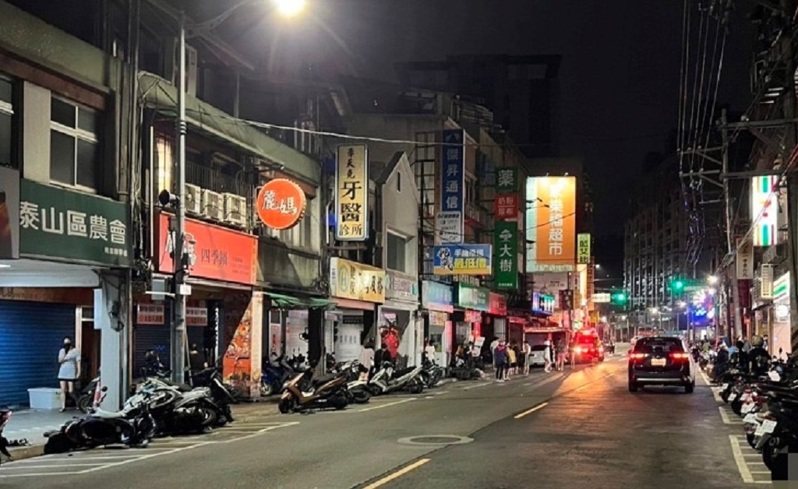 翁姓男子今天凌晨酒駕行經新北市泰山區明志路74號前,衝撞對向車道臨停26輛機車,肇因待查。記者曾伯愷/翻攝 翁姓男子今天凌晨酒駕行經新北市泰山區明志路74號前,衝撞對向車道臨停26輛機車,肇因待查。記者曾伯愷/翻攝