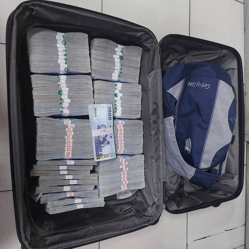 陳男為兌現支票並面交1700萬元,拖著裝有巨款的行李箱奔走各金融機構。記者李隆揆/翻攝 陳男為兌現支票並面交1700萬元,拖著裝有巨款的行李箱奔走各金融機構。記者李隆揆/翻攝