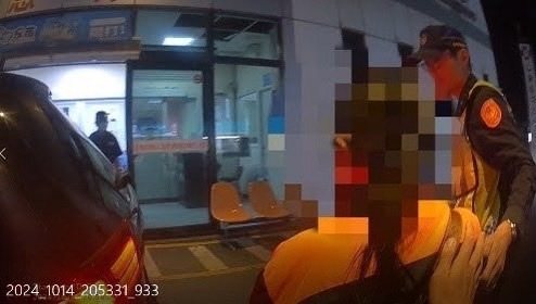 台東1名年約70歲老婦因心臟舊疾發作，女兒騎車疾駛載往30公里市區就醫，巡邏警車執行交通稽查察覺有異，驅車前往攔停詢問，得知情況後，立即載母女坐警車，開啟警笛，以最快的速度朝市區醫院駛去。圖／台東警分局提供