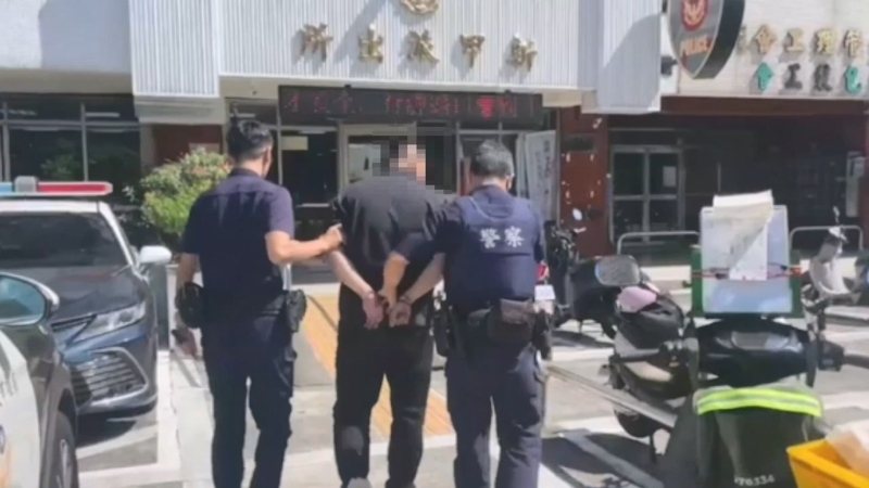 高雄77歲黃姓老翁落假投資陷阱,捧114萬面交時家人報警,鳳山警分局警方埋伏街頭,徐姓車手見警拔腿狂奔(紅圈處)200公尺遭警壓制逮捕送辦。記者石秀華/翻攝 高雄77歲黃姓老翁落假投資陷阱,捧114萬面交時家人報警,鳳山警分局警方埋伏街頭,徐姓車手見警拔腿狂奔(紅圈處)200公尺遭警壓制逮捕送辦。記者石秀華/翻攝