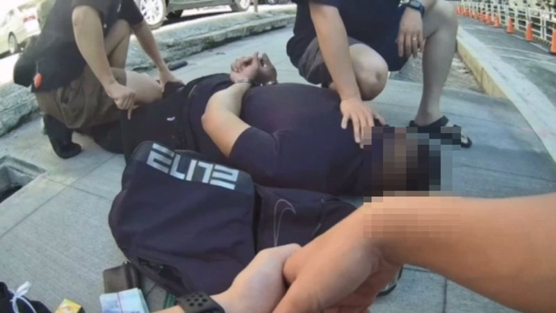 高雄77歲黃姓老翁落假投資陷阱,捧114萬面交時家人報警,鳳山警分局警方埋伏街頭,徐姓車手見警拔腿狂奔(紅圈處)200公尺遭警壓制逮捕。記者石秀華/翻攝 高雄77歲黃姓老翁落假投資陷阱,捧114萬面交時家人報警,鳳山警分局警方埋伏街頭,徐姓車手見警拔腿狂奔(紅圈處)200公尺遭警壓制逮捕。記者石秀華/翻攝