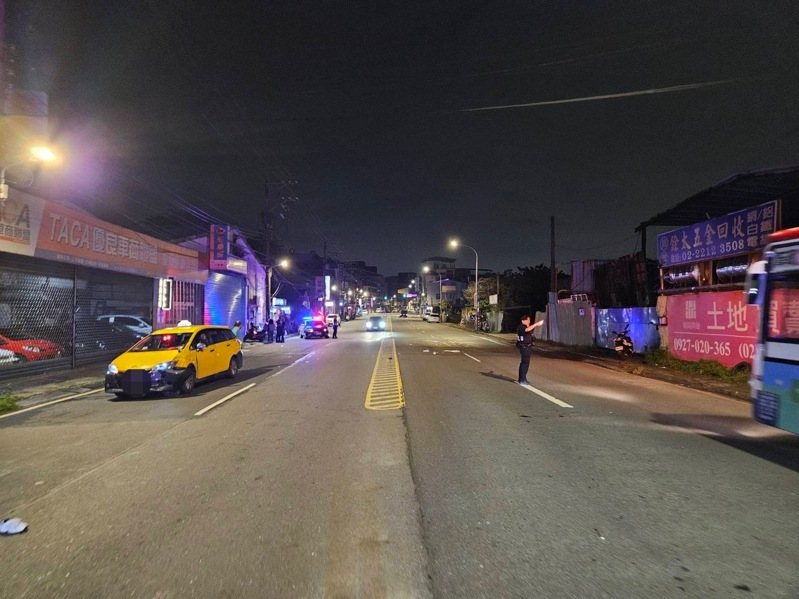 新北市陳姓婦人昨晚在新店區安康路一段，疑違規穿越馬路遭高姓男子所駕駛計程車撞上，送醫搶救仍不治，高男未注意車前狀況，詳細肇事原因仍尚待警方進一步調查釐清。記者王長鼎／翻攝