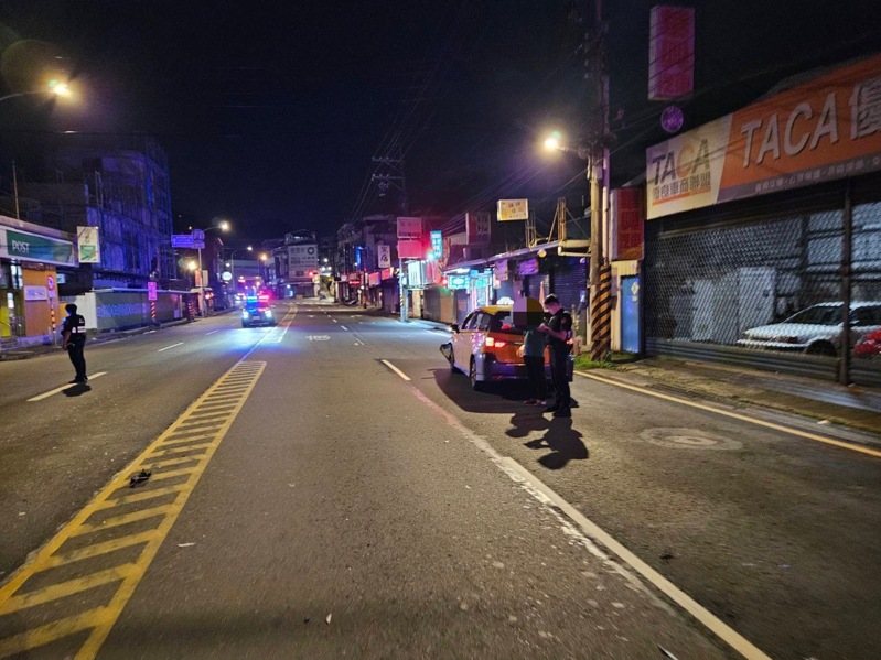 新北市陳姓婦人昨晚在新店區安康路一段，疑違規穿越馬路遭高姓男子所駕駛計程車撞上，送醫搶救仍不治，高男未注意車前狀況，詳細肇事原因仍尚待警方進一步調查釐清。記者王長鼎／翻攝