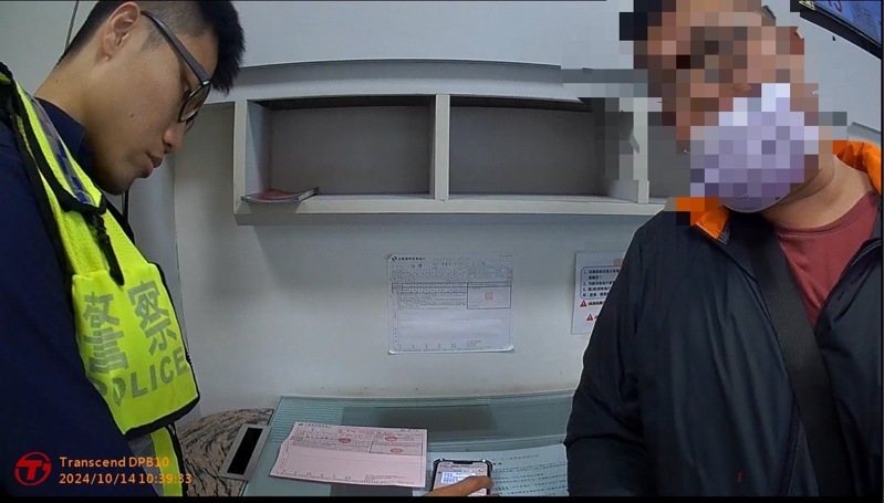 台中市大甲警方成功阻止詐騙案件,詐騙集團在TikTok發布吸睛矚目的短視頻行騙,銀行行員與員警及時阻詐。圖/警方提供 台中市大甲警方成功阻止詐騙案件,詐騙集團在TikTok發布吸睛矚目的短視頻行騙,銀行行員與員警及時阻詐。圖/警方提供