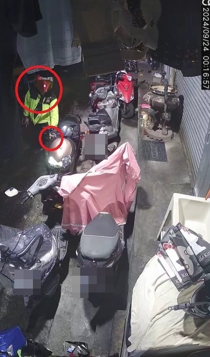 新北市一名美食外送員劉男,疑因不爽客戶要求將餐點送到五樓,竟剪斷客戶家一樓大門門鎖電線,遭警送辦。圖/投訴民眾提供 新北市一名美食外送員劉男,疑因不爽客戶要求將餐點送到五樓,竟剪斷客戶家一樓大門門鎖電線,遭警送辦。圖/投訴民眾提供
