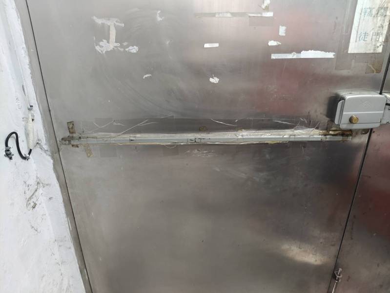 新北市一名美食外送員劉男,疑因不爽客戶要求將餐點送到五樓,竟剪斷客戶家一樓大門門鎖電線(圖),遭警送辦。圖/投訴民眾提供 新北市一名美食外送員劉男,疑因不爽客戶要求將餐點送到五樓,竟剪斷客戶家一樓大門門鎖電線(圖),遭警送辦。圖/投訴民眾提供