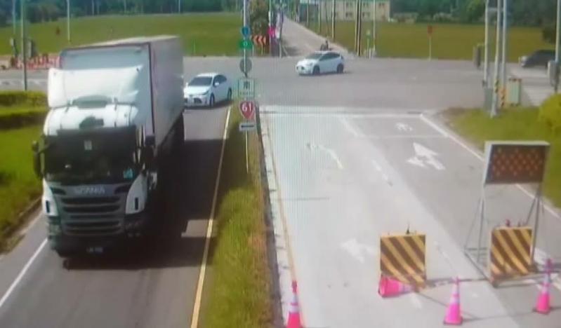 18輛南下大小車19日中午因施工關係,逆向誤闖北上車道,還好沒有發生事故。圖/竹南警察分局提供 18輛南下大小車19日中午因施工關係,逆向誤闖北上車道,還好沒有發生事故。圖/竹南警察分局提供