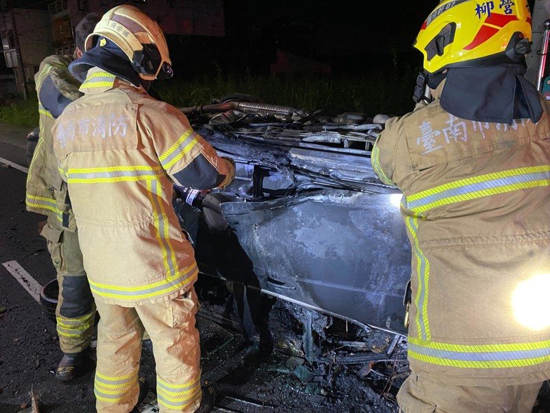 台南柳營區今凌晨傳出轎車疑自撞翻覆 車子起火,駕駛受困燒成焦屍。記者謝進盛/翻攝 台南柳營區今凌晨傳出轎車疑自撞翻覆 車子起火,駕駛受困燒成焦屍。記者謝進盛/翻攝