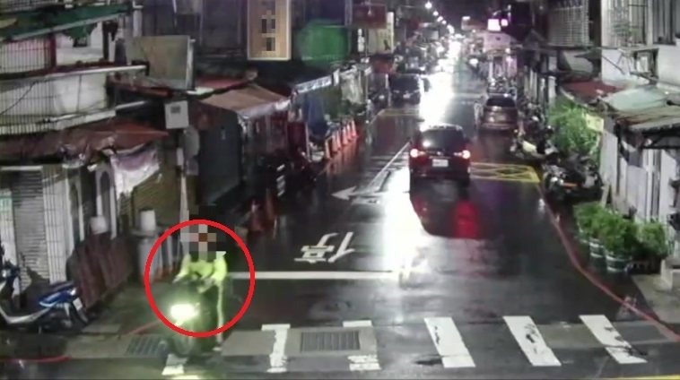 新北市一名美食外送員劉男,疑因不爽客戶要求將餐點送到五樓,竟剪斷客戶家一樓大門門鎖電線,遭警送辦。記者曾伯愷/翻攝 新北市一名美食外送員劉男,疑因不爽客戶要求將餐點送到五樓,竟剪斷客戶家一樓大門門鎖電線,遭警送辦。記者曾伯愷/翻攝