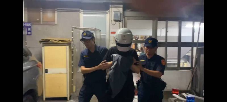 政大性別友善廁所發生男子偷拍女大生如廁案件,圖為涉嫌偷拍的李姓男子遭警方逮捕送辦。記者廖炳棋/翻攝 政大性別友善廁所發生男子偷拍女大生如廁案件,圖為涉嫌偷拍的李姓男子遭警方逮捕送辦。記者廖炳棋/翻攝