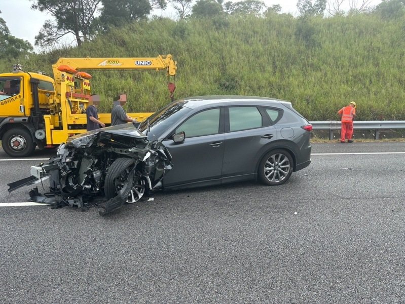國道三號發生追撞車禍，轎車在國道上開啟行車輔助駕駛系統，追撞前方正執行路面標線施工緩撞車，無人受傷。圖／警方提供