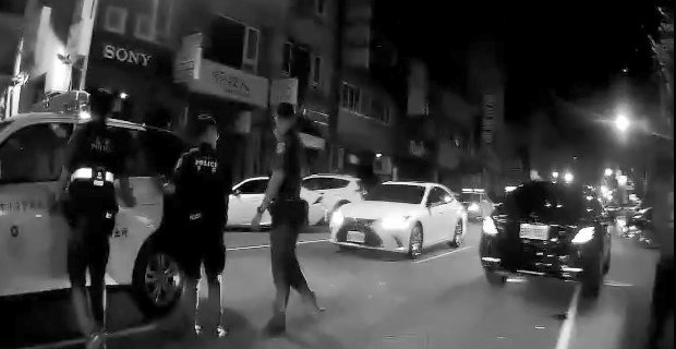 高雄市新興區大同一路某酒店前今天清晨5時許發生酒客鬥毆事件,2男打1男,路過民眾看見拍下影片,酸「世界盃開打」。圖/取自Threads 高雄市新興區大同一路某酒店前今天清晨5時許發生酒客鬥毆事件,2男打1男,路過民眾看見拍下影片,酸「世界盃開打」。圖/取自Threads