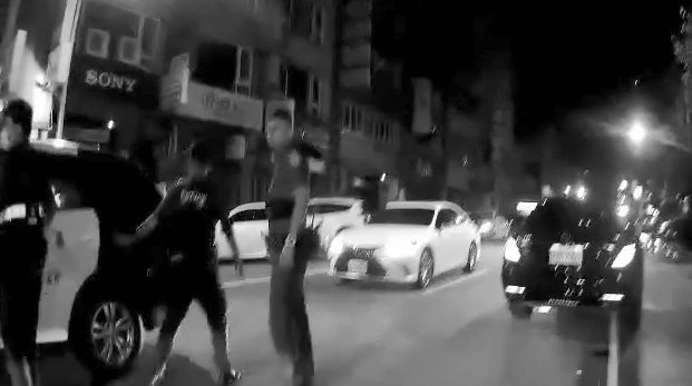 高雄市新興區大同一路某酒店前今天清晨5時許發生酒客鬥毆事件,2男打1男,路過民眾看見拍下影片,酸「世界盃開打」。圖/取自Threads 高雄市新興區大同一路某酒店前今天清晨5時許發生酒客鬥毆事件,2男打1男,路過民眾看見拍下影片,酸「世界盃開打」。圖/取自Threads