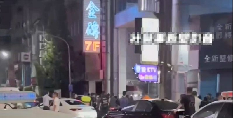 高雄市新興區酒店前今天清晨發生酒客鬥毆,現場有酒客叫囂、有人動手起衝突,警方出動快打部隊抵現場處理。圖/取自社群社會事新聞影音 高雄市新興區酒店前今天清晨發生酒客鬥毆,現場有酒客叫囂、有人動手起衝突,警方出動快打部隊抵現場處理。圖/取自社群社會事新聞影音
