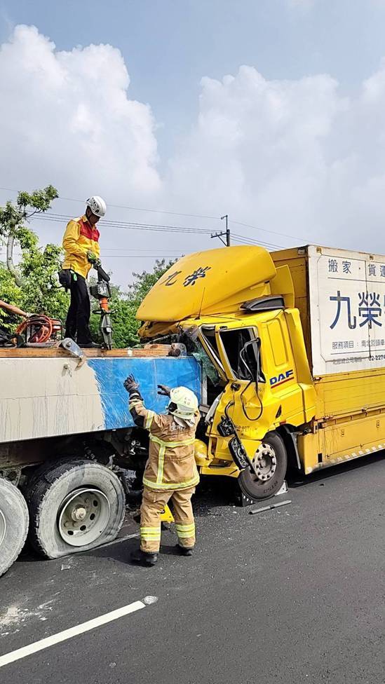 曹男駕駛的大貨車不明原因，追撞前方砂石車，車頭嚴重凹陷，整個深陷砂石車後車斗當中，兩車幾乎緊黏在一塊，可見衝擊力道之大。圖／讀者提供