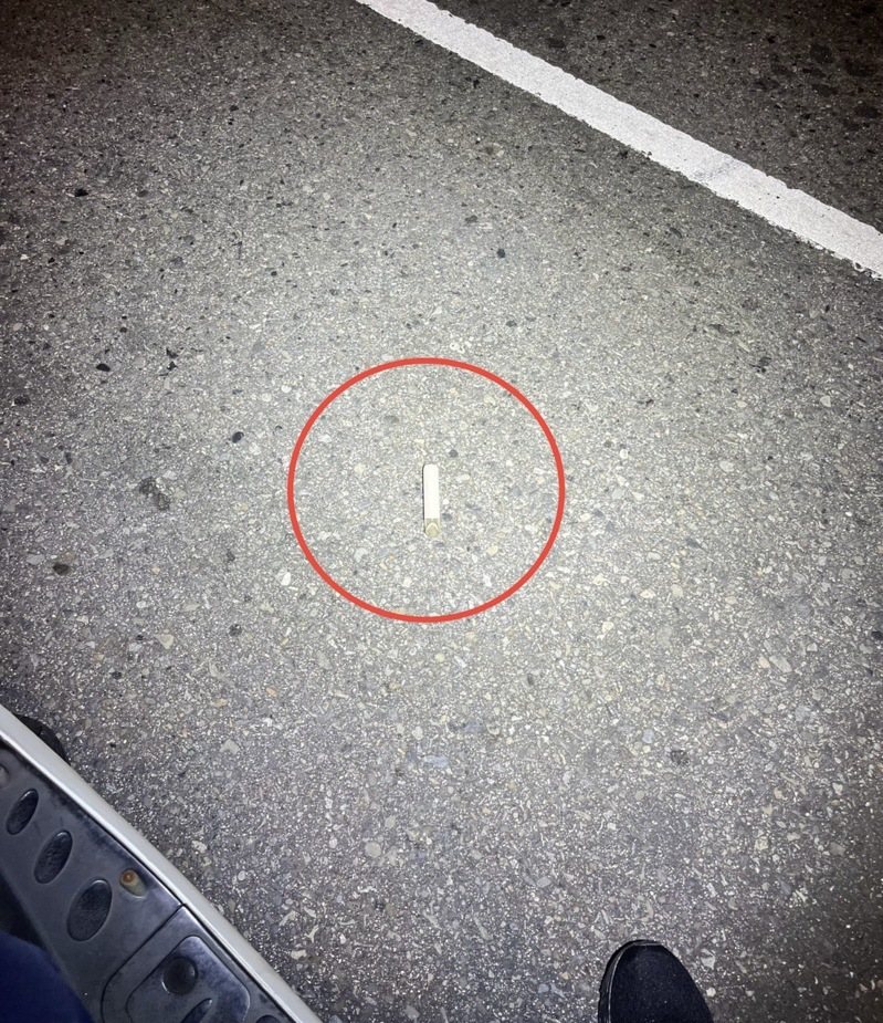 板橋警方沿途搜索,在路上發現羅男丟棄的電子煙主機及喪屍煙彈。記者黃子騰/翻攝 板橋警方沿途搜索,在路上發現羅男丟棄的電子煙主機及喪屍煙彈。記者黃子騰/翻攝