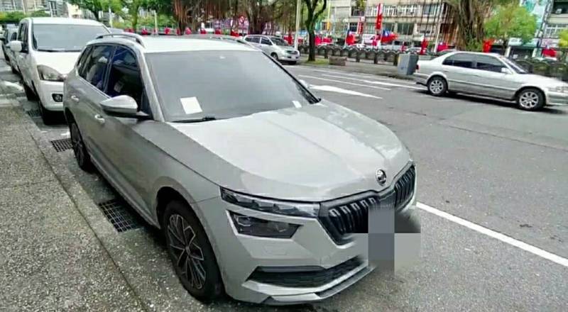 莊男昨出將其名下汽車停放信一路田寮河畔，沒想到才剛停好車，但距離執行查封的書記官不到5公尺遠，眼見愛車要被扣走，火速繳納一半罰款，並提償債計畫，才保住愛車沒有被扣走。圖／宜蘭分署提供