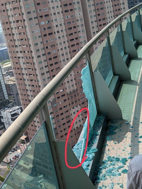 高市前鎮區滇池街今天上午11時許大樓29樓陽台玻璃碎裂（如圖）掉落，砸中路邊各1輛福特、Nissan轎車，以及1輛自小貨車，幸無人受傷。記者石秀華／翻攝