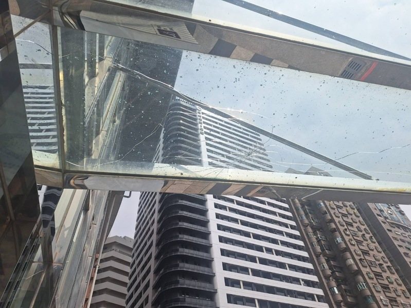 高市前鎮區滇池街今天上午11時許大樓29樓陽台玻璃碎裂掉落，砸中路邊３車，幸無人受傷。記者石秀華／翻攝