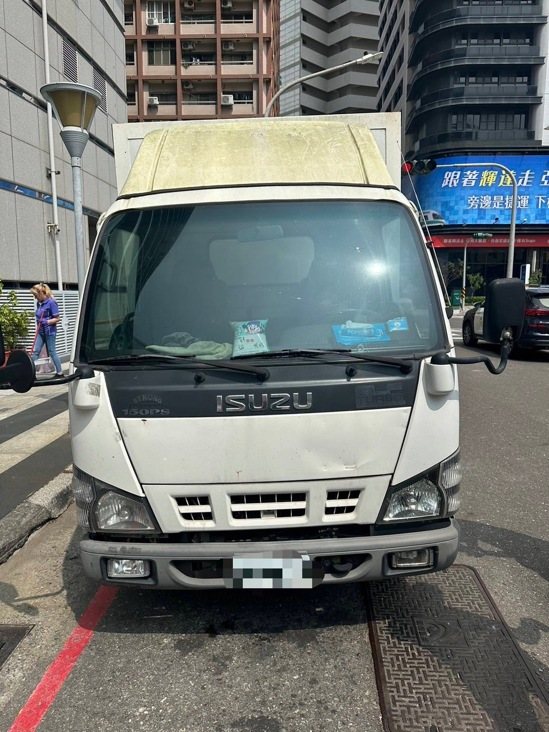 高市前鎮區滇池街今天上午11時許大樓29樓陽台玻璃碎裂（如圖）掉落，砸中路邊各1輛福特、Nissan轎車，以及1輛自小貨車（如圖），幸無人受傷。記者石秀華／翻攝