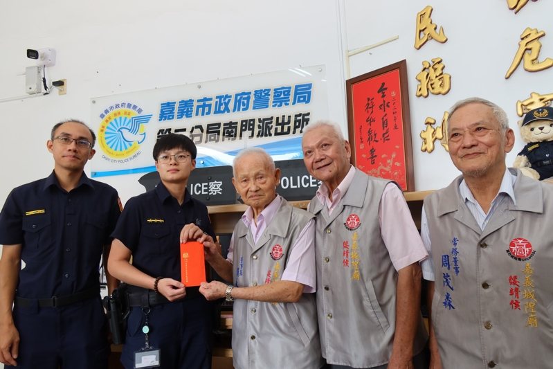 嘉義城隍廟董事長賴永川(右三)與董監事致贈破案獎金慰問警方辛勞。圖/翻攝畫面 嘉義城隍廟董事長賴永川(右三)與董監事致贈破案獎金慰問警方辛勞。圖/翻攝畫面