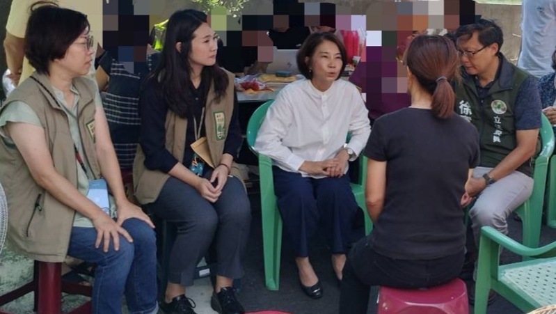 東港安泰醫院大火9死，屏東縣長周春米（左三）今慰問罹難者家屬。圖／屏東縣府社會處提供