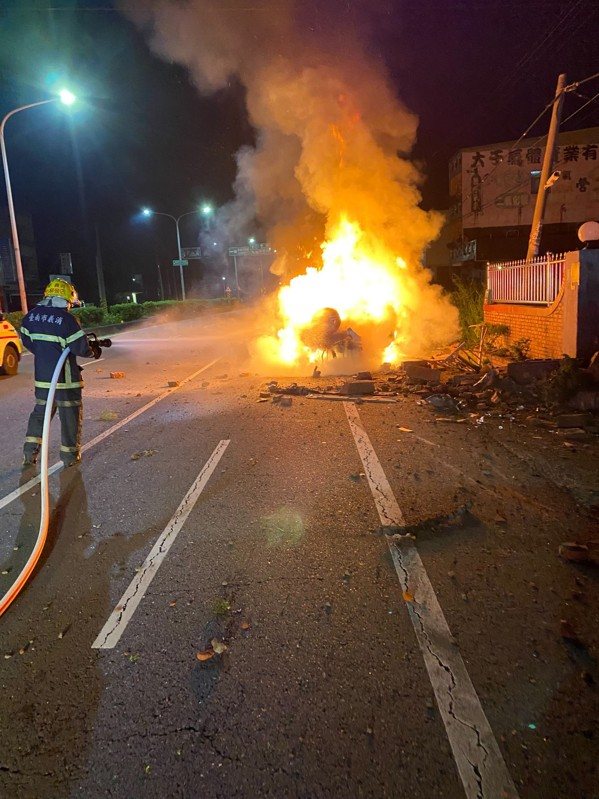 台南柳營區今凌晨傳出轎車疑自撞翻覆 車子起火,駕駛受困燒成焦屍。記者謝進盛/翻攝 台南柳營區今凌晨傳出轎車疑自撞翻覆 車子起火,駕駛受困燒成焦屍。記者謝進盛/翻攝