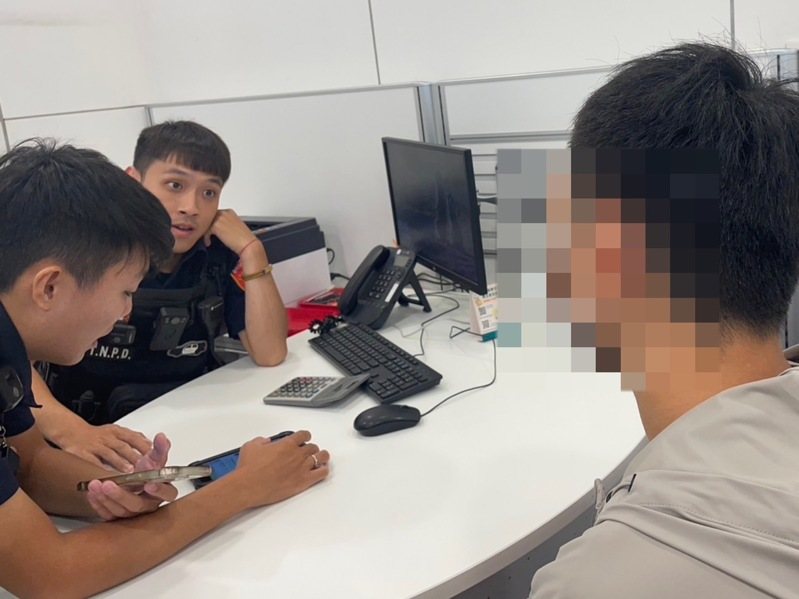 林姓男子遭到網路投資股票詐騙(右),經台南市警二分局警員勸阻保住他50萬元。記者黃宣翰/翻攝 林姓男子遭到網路投資股票詐騙(右),經台南市警二分局警員勸阻保住他50萬元。記者黃宣翰/翻攝