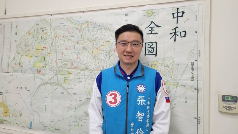 去年立委選舉前,民進黨新北市中和選區立委候選人吳崢,與立委林昶佐、名嘴李正皓,聯合在立法院召開記者會,批評吳錚對手、國民黨立委候選人張智倫家族為「中和土皇帝」、「財產暴增50倍」。經張智倫提告,北檢將3人不起訴。記者江婉儀/攝影 去年立委選舉前,民進黨新北市中和選區立委候選人吳崢,與立委林昶佐、名嘴李正皓,聯合在立法院召開記者會,批評吳錚對手、國民黨立委候選人張智倫家族為「中和土皇帝」、「財產暴增50倍」。經張智倫提告,北檢將3人不起訴。記者江婉儀/攝影