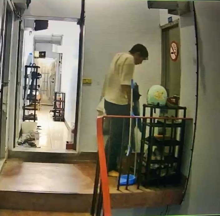 男大生自行以棉被包裹方式帶走黑貓，在房內緊抓黑貓腹部直至無法再掙扎。自。圖／新北市動保處提供