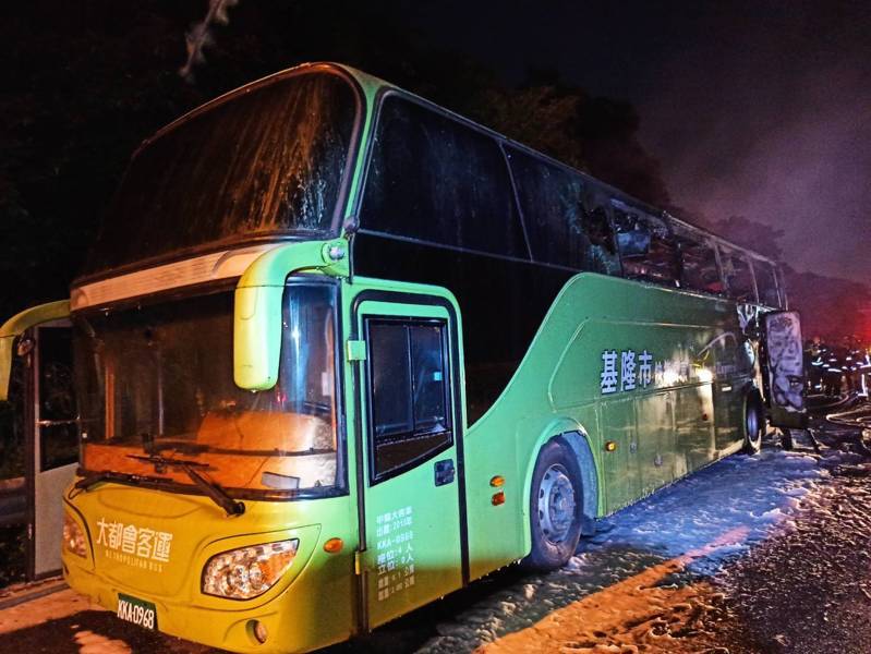 基北快捷公車2088今天下午5時29分，在北上2.7公里路段火燒車，所幸43名乘客及駕駛都及時疏散到路肩，已搭上接駁車離開。圖／基隆市政府提供