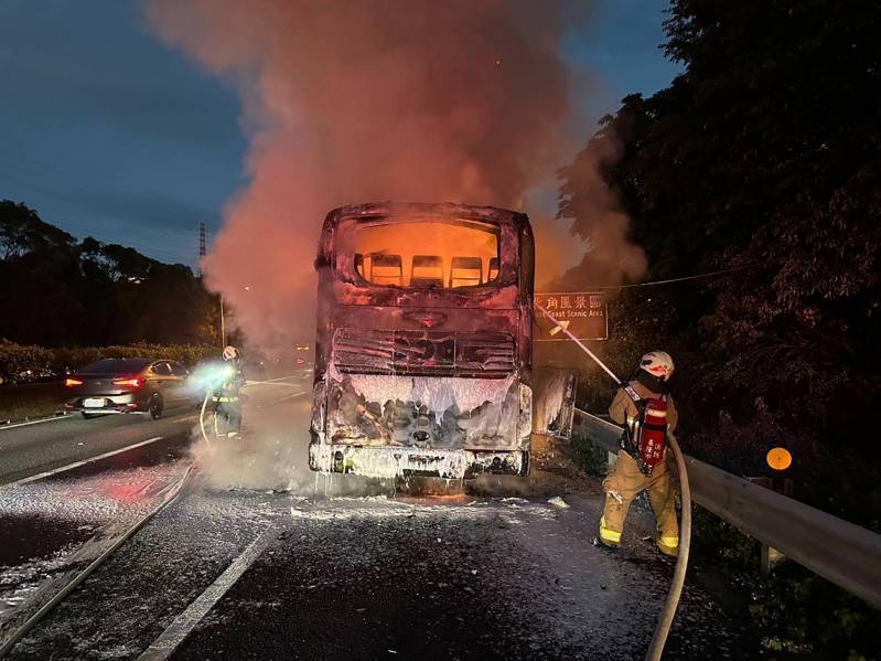 基北快捷公車2088今天下午5時29分，在北上2.7公里路段火燒車，所幸43名乘客及駕駛都及時疏散到路肩，已搭上接駁車離開。圖／基隆市政府提供
