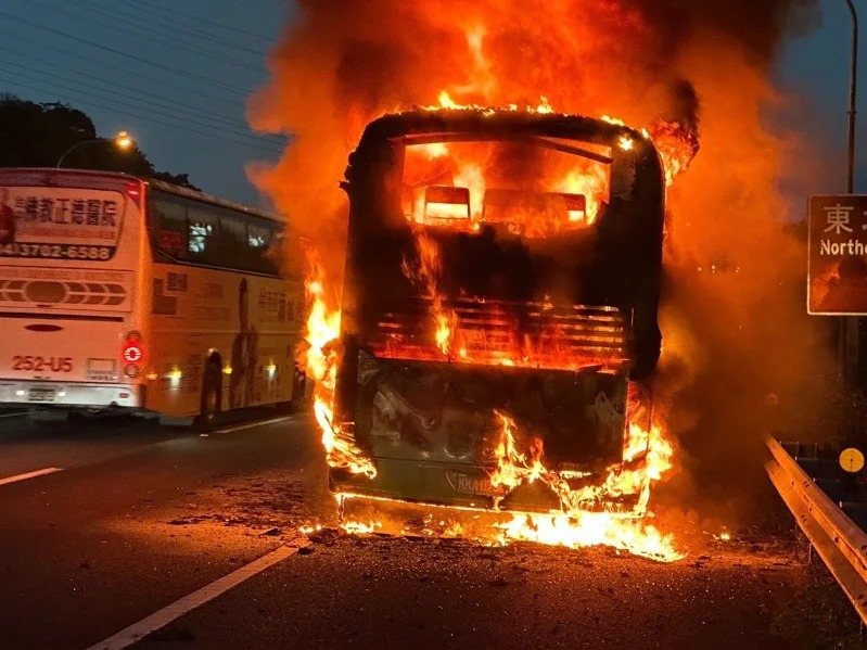 基北快捷公車2088今天下午5時29分，在北上2.7公里路段火燒車，44人急時逃生。圖／消防局提供