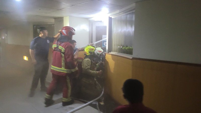 基隆市議會3樓火警濃煙冒出，緊急搜救滅火。記者游明煌/攝影
