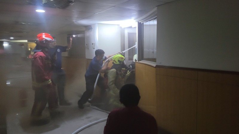 基隆市議會3樓火警濃煙冒出，緊急搜救滅火。記者游明煌/攝影