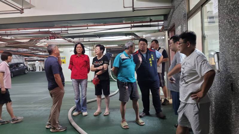 基隆市議會SPA館鍋爐起火，濃煙密布，疏散議員、員工多人。記者游明煌／攝影