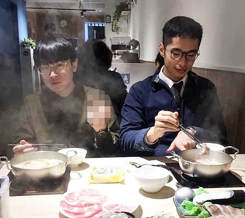 橋頭地方法院法官石育恩(左)疑替律師鄭鴻威(右)藏匿詐團不法所得,且濫查個資,法官評鑑委員會昨決議報由司法院移送職務法庭審理,建議撤職。圖/讀者提供 橋頭地方法院法官石育恩(左)疑替律師鄭鴻威(右)藏匿詐團不法所得,且濫查個資,法官評鑑委員會昨決議報由司法院移送職務法庭審理,建議撤職。圖/讀者提供