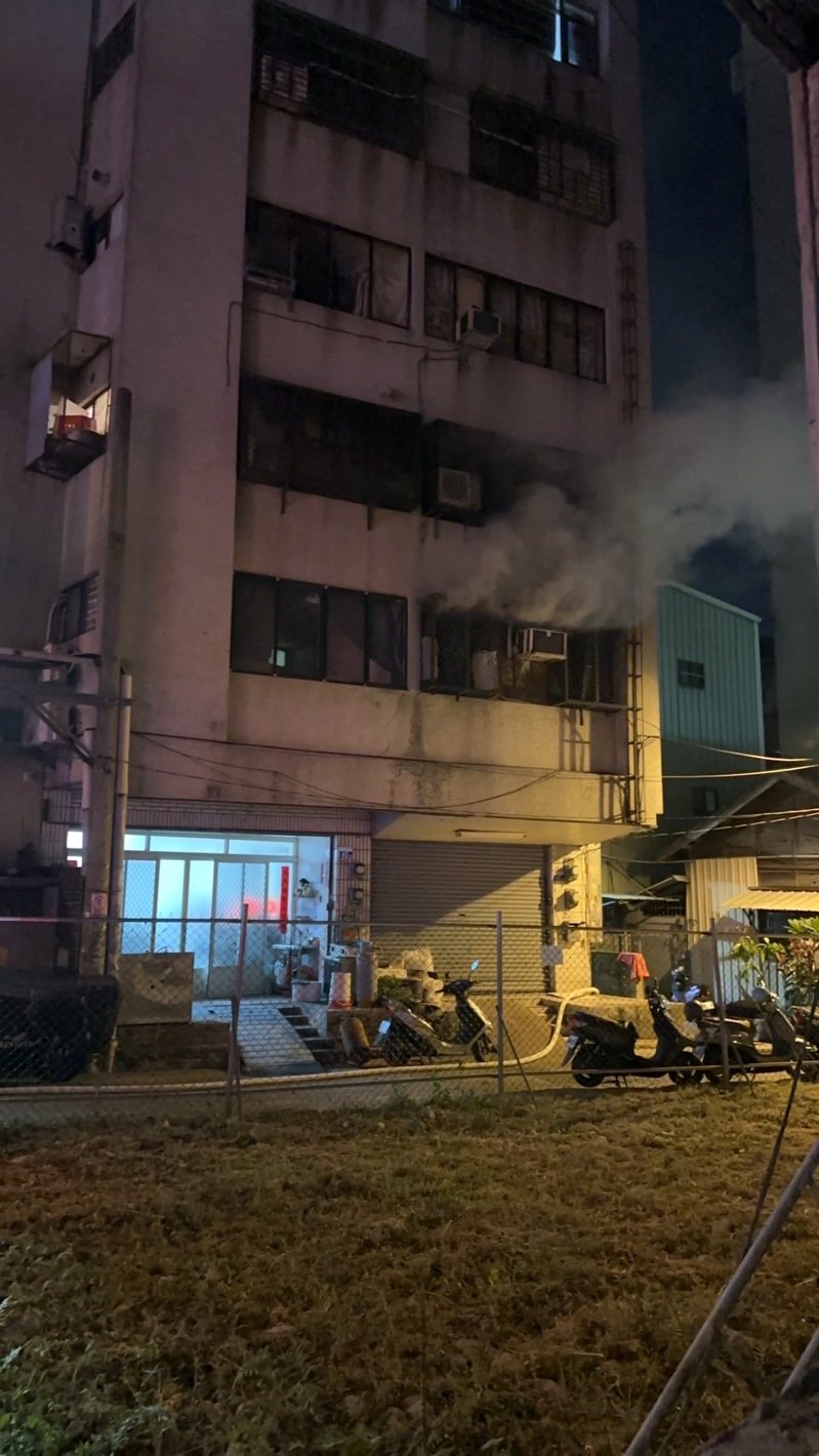 台中中區公園路7樓住宅半夜起火，釀2樓的陳姓住戶身亡。記者曾健祐／翻攝