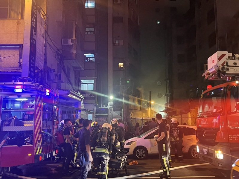 台中中區公園路7樓住宅半夜起火，釀2樓的陳姓住戶身亡。記者曾健祐／翻攝