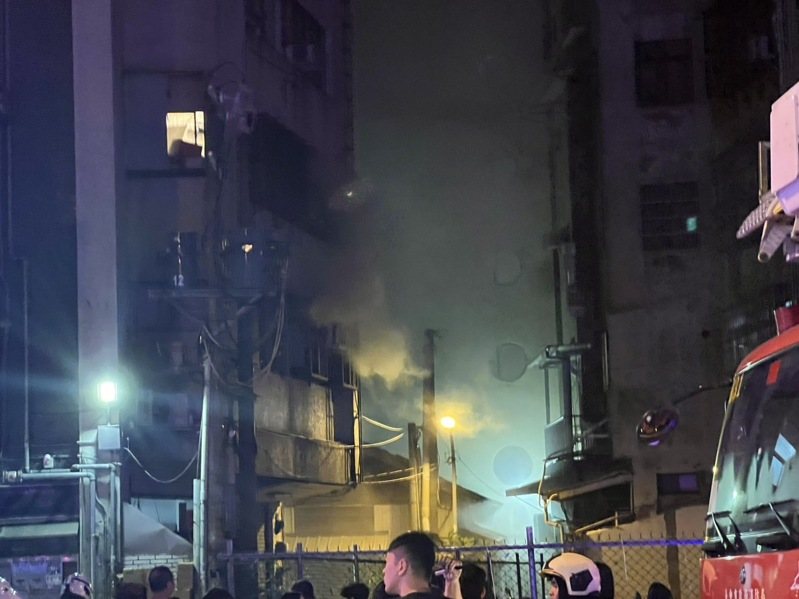 台中中區公園路7樓住宅半夜起火，釀2樓的陳姓住戶身亡。記者曾健祐／翻攝