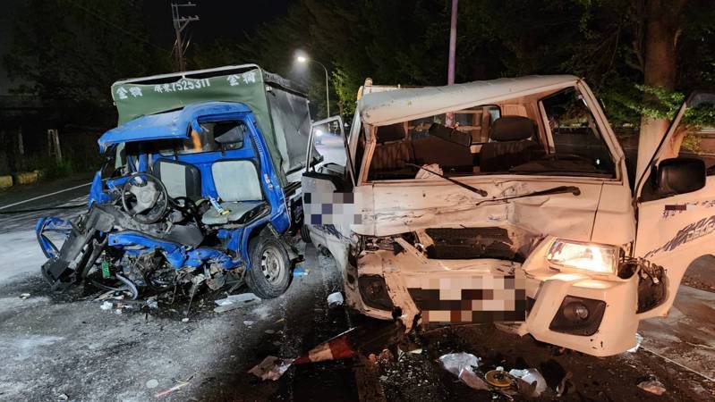屏東縣新園鄉義仁路段昨日晚上發生兩輛小貨車對撞交通事故，撞擊力道過大兩車車頭損毀嚴重。圖／警方提供