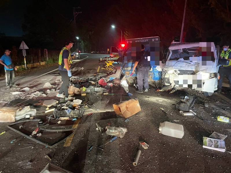 屏東縣新園鄉義仁路段昨日晚上發生兩輛小貨車對撞交通事故，撞擊力道過大兩車車頭損毀嚴重。圖／警方提供