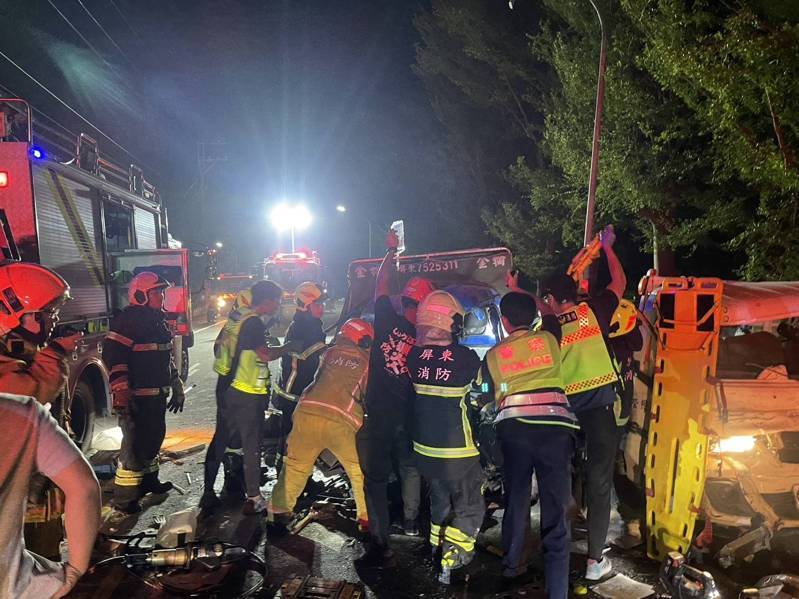 屏東縣新園鄉義仁路段昨日晚上發生兩輛小貨車對撞交通事故，消防隊用油壓剪破壞車體後順利將人救出。圖／警方提供