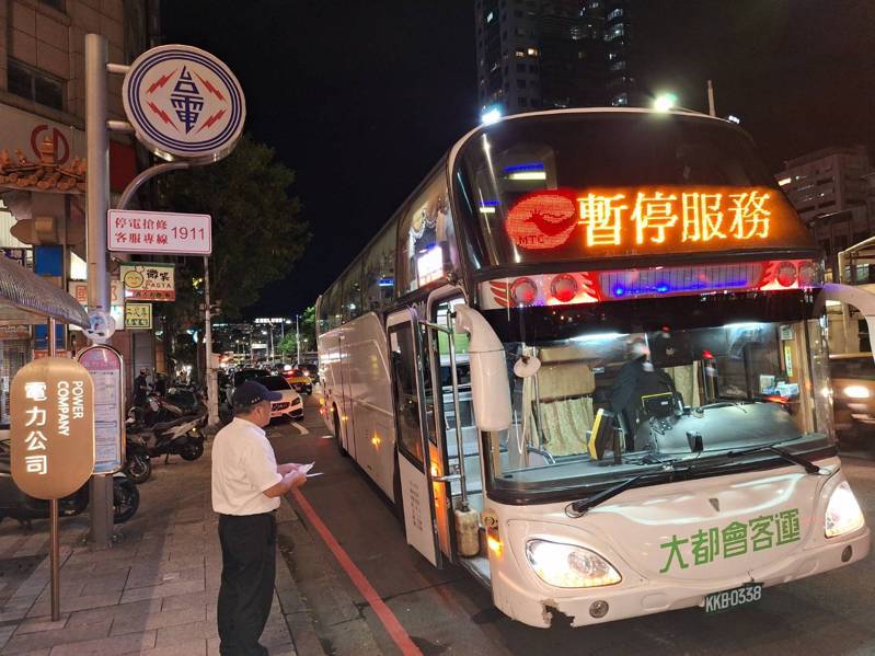 一名女學生並未上6時20分到場的接駁車，當時她就有告知自行離開。大都會客運昨晚10時連絡到人，確定平安沒事，原來是被好心駕駛載走。圖／基隆市政府提供